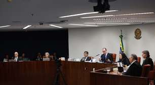 Primeiro dia de julgamento da trama golpista tem ausência de réus, bate-boca e firmeza do STF