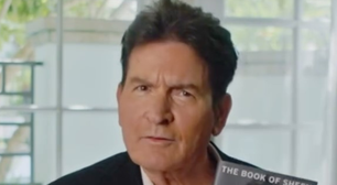 Charlie Sheen, astro de 'Dois Homens e Meio', relembra vício em álcool e drogas: 'Tremo de vergonha'