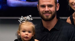 Clube liga dez vezes para contratar jogador, mas filhas recusam as chamadas para ver desenho