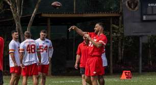 Noivo de Taylor Swift e elenco dos Chiefs são recebidos por fãs em SP antes de jogo da NFL