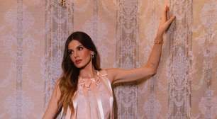 Camila Queiroz realça barriga em look com fitas de R$ 21 mil