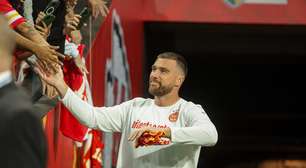 Noivo de Taylor Swift, Travis Kelce agita torcida em aquecimento para jogo da NFL em SP