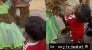 Raphinha denuncia discriminação após filho ser ignorado por personagem na Disney Paris