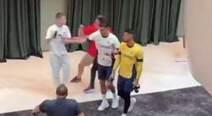 Vídeo: Cristiano Ronaldo empurra torcedor no hotel da seleção portuguesa