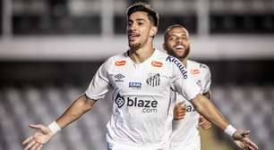 Vídeo mostra ex-jogador do Santos chutando portão e tentando quebrar câmeras na casa da namorada