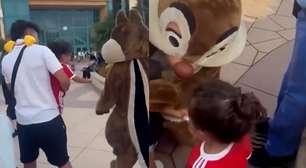 Raphinha denuncia racismo após filho ser ignorado por personagem na Disney Paris