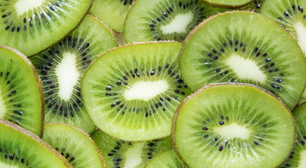 Pela primeira vez na história, a Europa reconhece que uma fruta tem propriedades saudáveis: o kiwi ajuda a evacuar