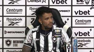 Apresentado pelo Botafogo, Gabriel lembra campos de terra e celebra: 'Camisa maravilhosa'