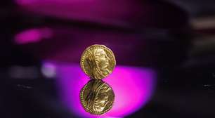 Moeda de ouro de 2,2 mil anos com imagem de rainha egípcia é achada em escavação de parque em Israel