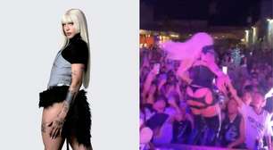 Pabllo Vittar tenta interagir com público e cai no chão durante apresentação