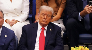 Trump 'cochila' durante final do US Open após causar atraso e faz 'cara feia' para festa do campeão Alcaraz