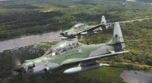 FAB intercepta avião da Venezuela com drogas e piloto lança aeronave em represa