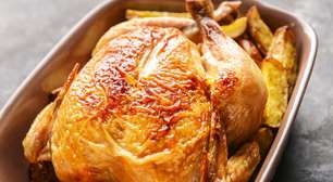 Frango assado com manteiga de ervas: não deixe de experimentar essa delícia