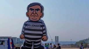 Movimentos estudantis levam 'bonecão' de Bolsonaro como presidiário para celebrar condenação no STF