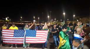 Apoiadores fazem oração em frente ao condomínio de Bolsonaro após condenação