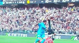 Goleiro do Santos, Brazão sai de âmbulância minutos após choque na cabeça. Veja imagens