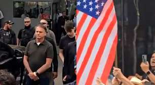Com bandeira dos EUA ao fundo, apoiadores cantam Hino Nacional para Bolsonaro em hospital no DF