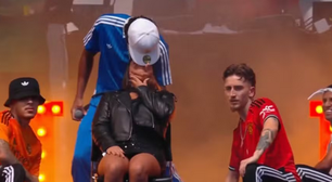 Ainda se recuperando de acidente, Livinho surpreende ao dar beijo em fã no palco do The Town