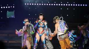Vivendo era futurista, Katy Perry faz explosão nostálgica no The Town