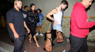 Descer do salto? Nunca! Bruna Marquezine arrebenta sandália de grife e 'mantém a pose' ao deixar festa acompanhada de João Guilherme em SP