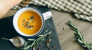 Sopa leve para jantar que ajuda a dormir melhor