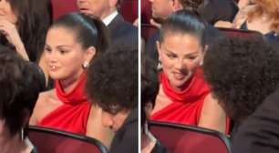 Selena Gomez é flagrada fazendo fofoca de Meryl Streep no Emmy 2025