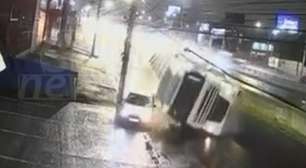 Motorista desvia e escapa por pouco de ter carro esmagado por carreta que tombou no RS