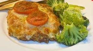 Bife à milanesa sem fritar: com queijo e tomate