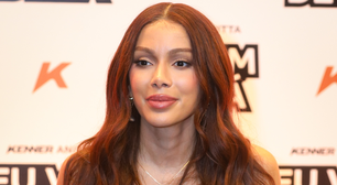 Anitta combina look jeans com sandália tipo chinelo de R$ 279