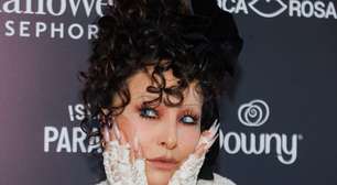 Sabrina Sato antecipa Halloween com look de noiva e lentes azuis