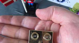 Funcionário da Lego mostra o que ganhou no seu quarto aniversário de empresa - um tijolo dourado que agora nós também queremos