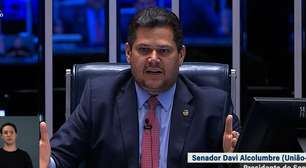 Alcolumbre diz que Eduardo Bolsonaro instiga EUA contra o Brasil e 'não dá para aceitar calado'