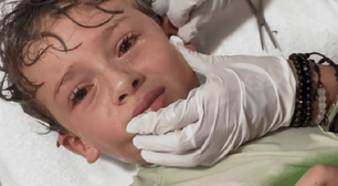 Vídeo: Filho de influenciadora tem caranguejo vivo retirado de ouvido após ida a praia