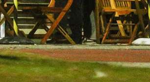 Álvaro Xaro e Allan Souza Lima se beijam nos bastidores do 'Dança dos Famosos'