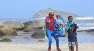 'Meu barato é roubar a cena dos surfistas': conheça o 'super-herói' que anima etapa da WSL em SC