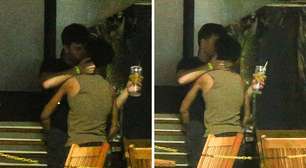 Álvaro Xaro é flagrado aos beijos com Lucas Leto, ator de 'Vale Tudo', no Rio de Janeiro