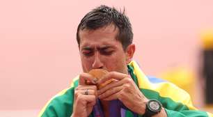 Caio Bonfim perde aliança, pede perdão à mulher, agradece aos pais e se emociona ao falar dos filhos