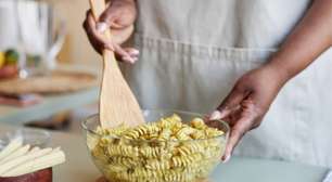 Quem tem gordura no fígado pode comer pão e macarrão? Especialista revela alimentos proibidos