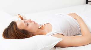 Dormir de barriga para cima faz mal? Médico responde
