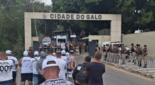 Torcedores do Atlético-MG vão ao Centro de Treinamento para fazer cobranças ao elenco