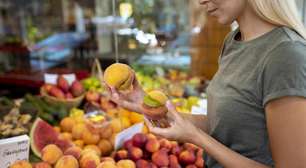 Frutas com etiquetas nos supermercados: entenda o que os números significam