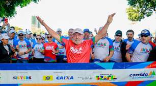 Lula participa de caminhada e ironiza Bolsonaro: 'Aqui não tem motociata'