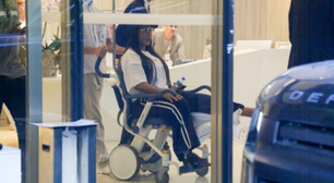 Gracyanne Barbosa deixa hospital de cadeira de rodas após cirurgia