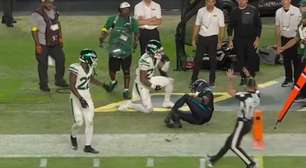 Jogador de futebol americano fica com perna ao contrário em lesão séria; assista