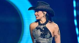 Ana Castela aposta em brilho manchado em show com Naiara Azevedo