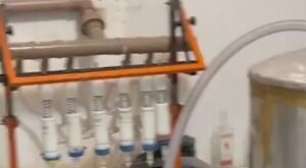 Polícia apreende mais de 17,7 mil vodkas e gin falsificados em destilaria clandestina