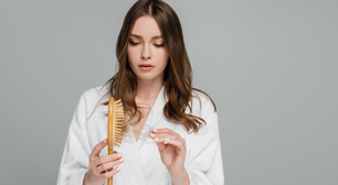 Entenda como a oscilação dos hormônios femininos influencia na queda capilar