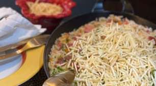 Arroz carreteiro de linguiça e bacon na pressão: ligeiro