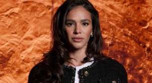 Com regata e jeans, Marquezine vê estreia de Blazy na Chanel