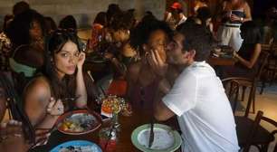 Humberto Carrão surpreende em festa de 'Vale Tudo' com beijão em colega de elenco